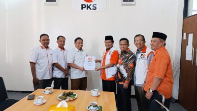 *PKS Lampung Utara Serahkan SK Rekomendasi Ke Ardian Saputra*