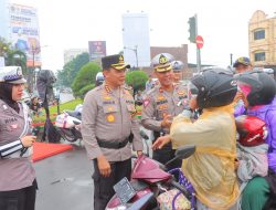 *Gebyar Ops Patuh Krakatau 2024, Kapolresta Bandar Lampung Berikan Reward Bagi Pengendara Tertib*