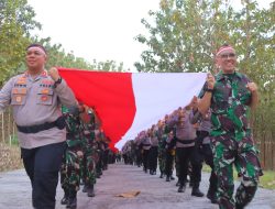 Sambut HUT RI, TNI-Polri di Bandar Lampung Kirab Bendera Merah Putih Sepanjang 79 Meter Ke Atas Bukit