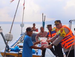 Dari Atas Kapal Patroli, Polresta Bandar Lampung Bagikan Bansos Ke Nelayan di Tengah Laut