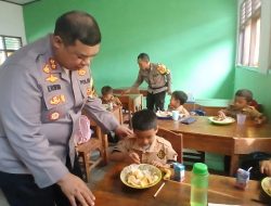 Polisi Bagikan Ratusan Paket Makan Bergizi Gratis Bagi Siswa SD di Bandar Lampung, Dukung Program Asta Cita