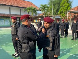 Kepala Rumah Tahanan berikan pelatihan Baris Berbaris kepada Staf Rutan.