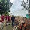 Ciptakan Lingkungan Bersih, Kalapas Narkotika Bandar Lampung Pimpin Aksi Bersih-Bersih Area Sekitar Lapas