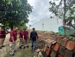 Ciptakan Lingkungan Bersih, Kalapas Narkotika Bandar Lampung Pimpin Aksi Bersih-Bersih Area Sekitar Lapas