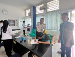 Wujud Deteksi Dini, Lapas Kelas I Bandar Lampung Tes Urin Warga Binaan Pendamping Kebersihan: Dekat Petugas Bukan Berarti Bebas Narkoba