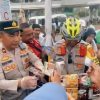 Sapa Pengendara dengan Hangat, Kapolsek KSKP Fardo Bagikan Kopi Gratis di Jalanan
