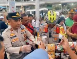 Sapa Pengendara dengan Hangat, Kapolsek KSKP Fardo Bagikan Kopi Gratis di Jalanan
