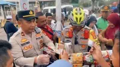 Sapa Pengendara dengan Hangat, Kapolsek KSKP Fardo Bagikan Kopi Gratis di Jalanan