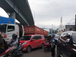 Wujudkan Pelayanan Prima, Polsek KSKP Merak Atur Antrean Kendaraan di Dermaga Ferry