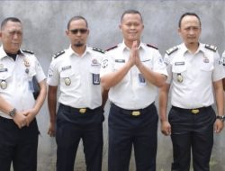 Wujudkan Kepedulian Sosial, Lapas Kotaagung Terjunkan Personel dan Warga Binaan Perbaiki Jalan Umum