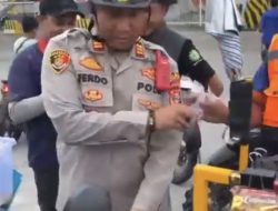 Sapa Pengguna Jasa Pelabuhan, Kepala KSKP Bakauheni Bagikan Takjil Pakai Sepeda Listrik