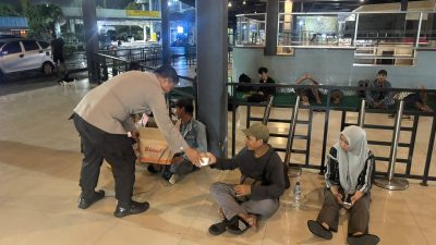 Hangatnya Kebersamaan: KSKP Bakauheni Sambangi Penumpang dan Bagikan Makan Sahur di Dermaga