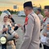 Sentuhan Humanis di Pintu Keluar Pelabuhan: Polsek KSKP Bakauheni Manjakan Pemudik dengan Takjil Gratis dan edukasi keselamatan berkendara bagi pemudik 