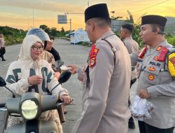 Sentuhan Humanis di Pintu Keluar Pelabuhan: Polsek KSKP Bakauheni Manjakan Pemudik dengan Takjil Gratis dan edukasi keselamatan berkendara bagi pemudik 