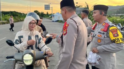 Sentuhan Humanis di Pintu Keluar Pelabuhan: Polsek KSKP Bakauheni Manjakan Pemudik dengan Takjil Gratis dan edukasi keselamatan berkendara bagi pemudik 