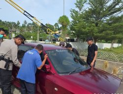 Kreatif dan Humanis, Personel KSKP Bakauheni Gunakan Ranting Kayu Bantu Pemudik yang Mobilnya Terkunci