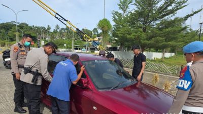 Kreatif dan Humanis, Personel KSKP Bakauheni Gunakan Ranting Kayu Bantu Pemudik yang Mobilnya Terkunci