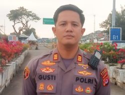 Sapa Pemudik di Pintu Keluar-Masuk Pelabuhan, Polsek KSKP Merak Edukasi Keselamatan Berkendara bagi pemudik