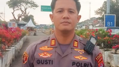 Sapa Pemudik di Pintu Keluar-Masuk Pelabuhan, Polsek KSKP Merak Edukasi Keselamatan Berkendara bagi pemudik