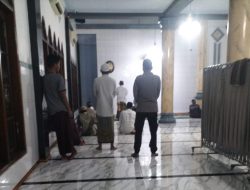 Perkuat Iman di Bulan Ramadan, Personel Polsek KSKP Merak Gelar Subuh Keliling