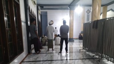 Perkuat Iman di Bulan Ramadan, Personel Polsek KSKP Merak Gelar Subuh Keliling