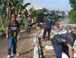 Peduli Pascabanjir, Kalapas Narkotika Bandar Lampung Pimpin Aksi Bersihkan Puing Bangunan Warga Sekitar