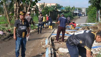Peduli Pascabanjir, Kalapas Narkotika Bandar Lampung Pimpin Aksi Bersihkan Puing Bangunan Warga Sekitar