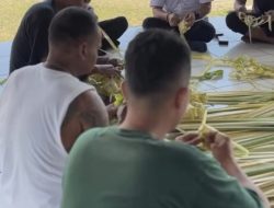 Tradisi Lebaran di Balik Jeruji: Hangatnya Kebersamaan Petugas dan Warga Binaan Lapas Narkotika Bandar Lampung Menganyam Ketupat