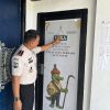 Pastikan Terpasang Sesuai Standar, Karutan Singkil Awasi Langsung Pemasangan Stiker One Way