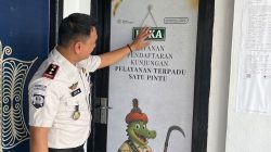 Pastikan Terpasang Sesuai Standar, Karutan Singkil Awasi Langsung Pemasangan Stiker One Way