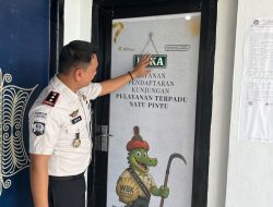 Pastikan Terpasang Sesuai Standar, Karutan Singkil Awasi Langsung Pemasangan Stiker One Way