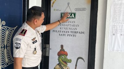 Pastikan Terpasang Sesuai Standar, Karutan Singkil Awasi Langsung Pemasangan Stiker One Way