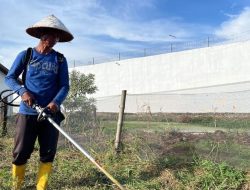 Ciptakan Lingkungan yang Bersih dan Tertata, Rutan Singkil Laksanakan Pembersihan Rumput