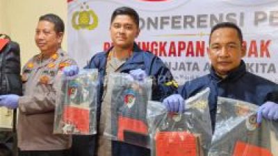 Polsek KSKP Bakauheni Gagalkan Pengiriman Senjata Api dan Satwa  Ilegal  ke Jawa, Satu Pelaku Ditangkap di Cikarang