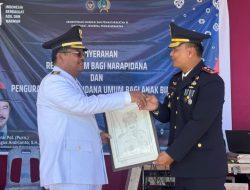 Karutan Serahkan Lukisan Wajah Bupati Karya WBP Rutan Singkil