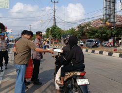 Perkuat Kedekatan dengan Warga, Polsek Sukarame Bagikan 50 Nasi Kotak Lewat Program Jumat Berbagi