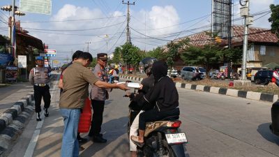 Perkuat Kedekatan dengan Warga, Polsek Sukarame Bagikan 50 Nasi Kotak Lewat Program Jumat Berbagi
