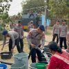Tanggap Krisis Air Bersih, Brimob Polda Lampung Salurkan 12.000 Liter Air untuk Warga Jati Mulyo