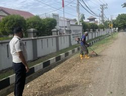 Ciptakan Lingkungan Asri dan Tertata Rapi, Rutan Banda Aceh Laksanakan Pemangkasan Rumput dan Pembersihan Area Depan Kantor