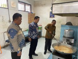 Pastikan Kualitas Layanan Makanan, Karutan dan Pejabat Struktural Cek Masakan Dapur Rutan